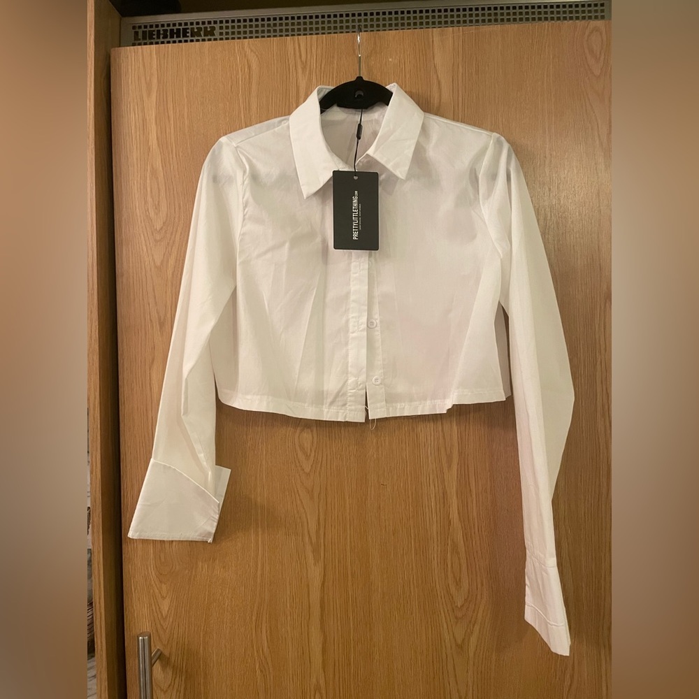 PrettyLittleThing cropped white button down- size 6 NWT